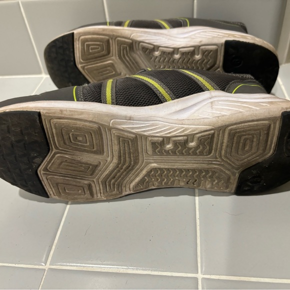 Athletic Works Boys Size 6 Gray And Yellow Slip On Sneakers - Picture 4 of 5